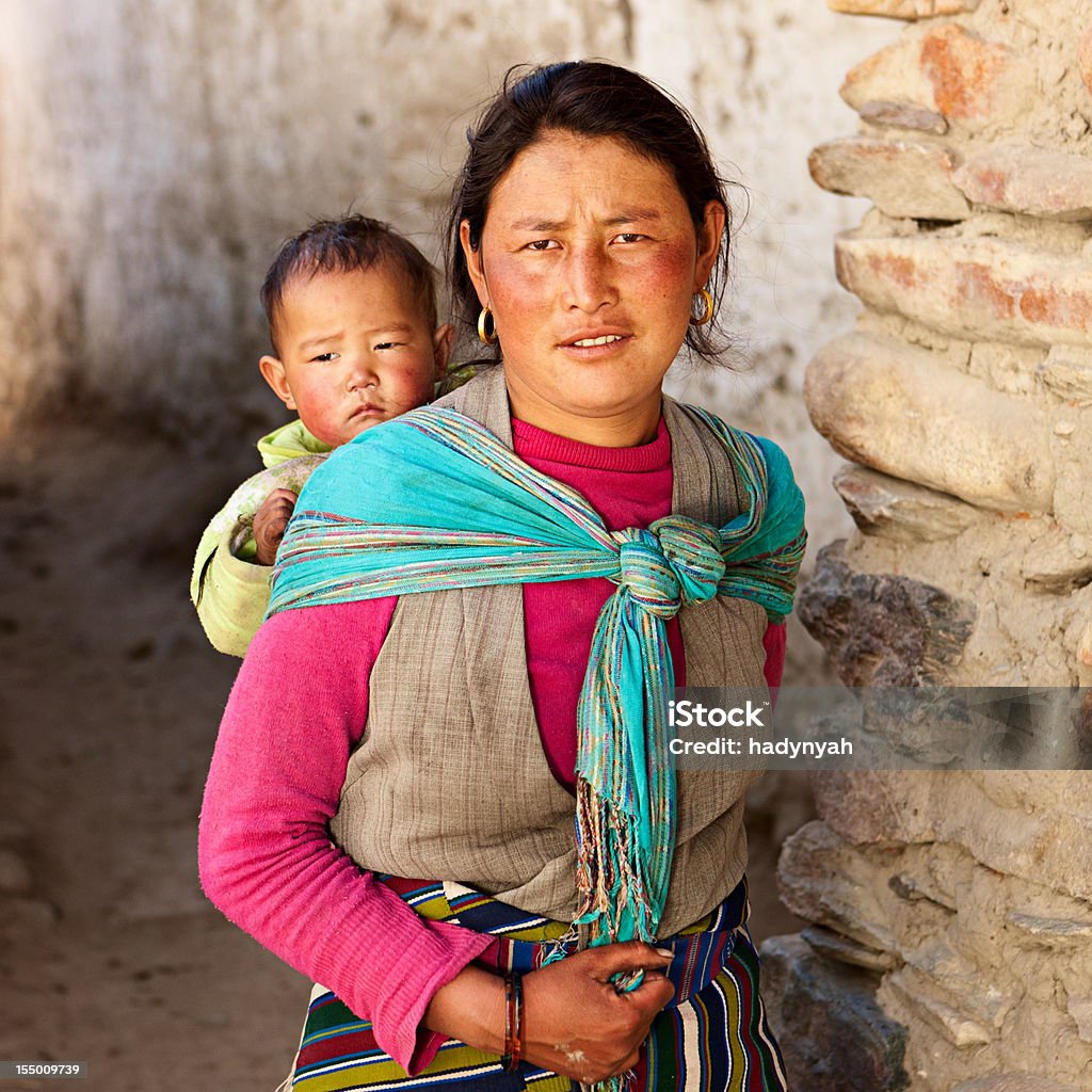 Tibétain femme portant son bébé - Photo de Adulte libre de droits