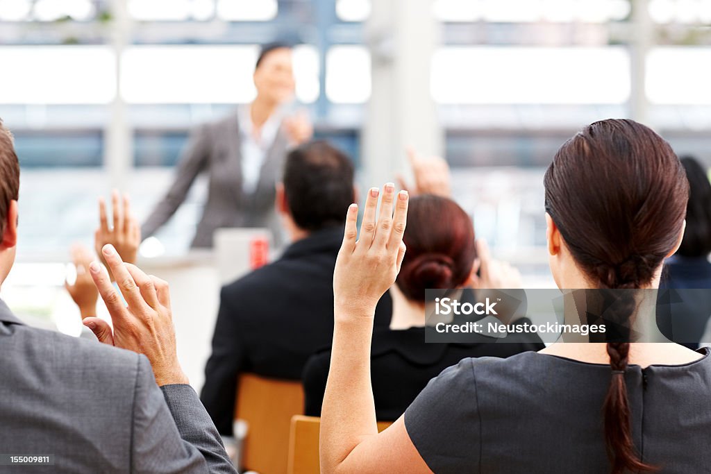Gens d'affaires soulevant ses mains lors d'une conférence - Photo de Affaires libre de droits