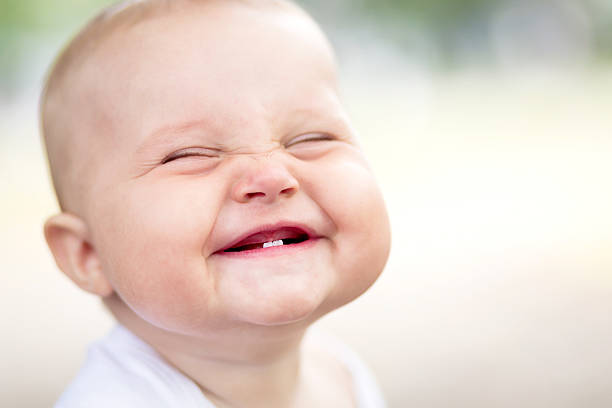 hermoso bebé sonriente monada - baby cute laughing human face fotografías e imágenes de stock