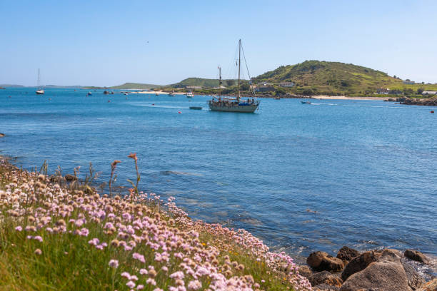 isole scilly, regno unito: uno yacht sta per gettare l'ancora nel new grimsby sound tra tresco e bryher - ketch foto e immagini stock