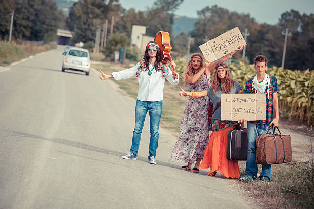 hippy grupo en una campiña calle - 1970s style women hippie retro revival fotografías e imágenes de stock