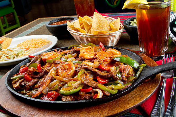 gamberi, messicana fajitas di pollo e manzo - mexican pots foto e immagini stock