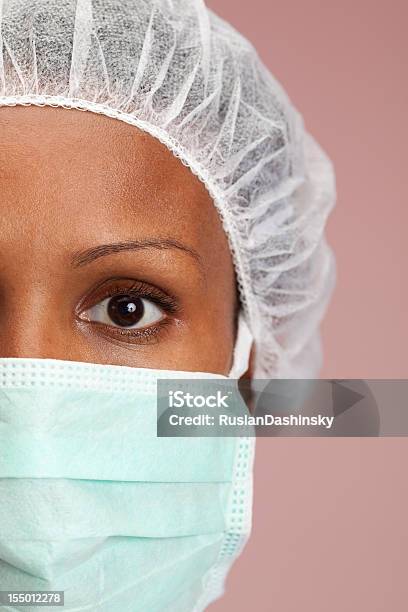 Closeup Di Un Donna Medico Viso - Fotografie stock e altre immagini di Cardiologo - Cardiologo, Indumento protettivo, Infermiera - Infermiere