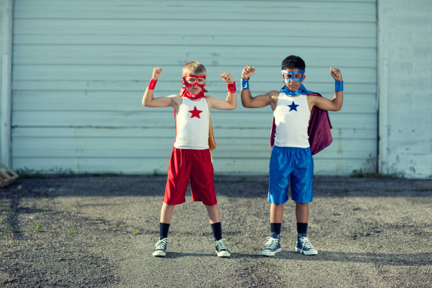 근육 brothers - child flexing muscles little boys togetherness 뉴스 사진 이미지