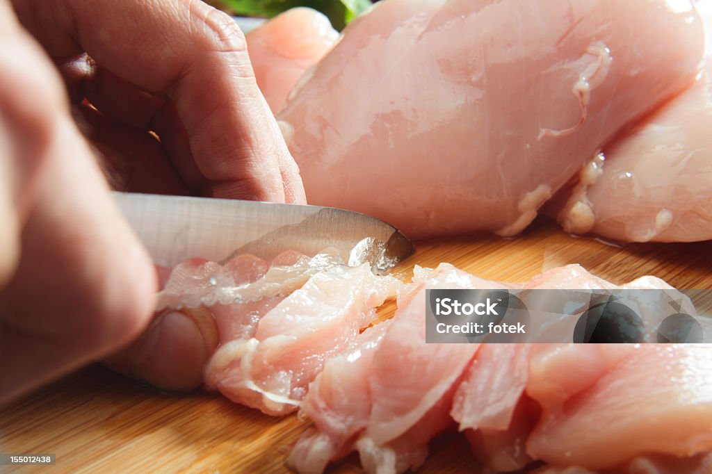 Uomo taglio Petto di pollo - Foto stock royalty-free di 2011