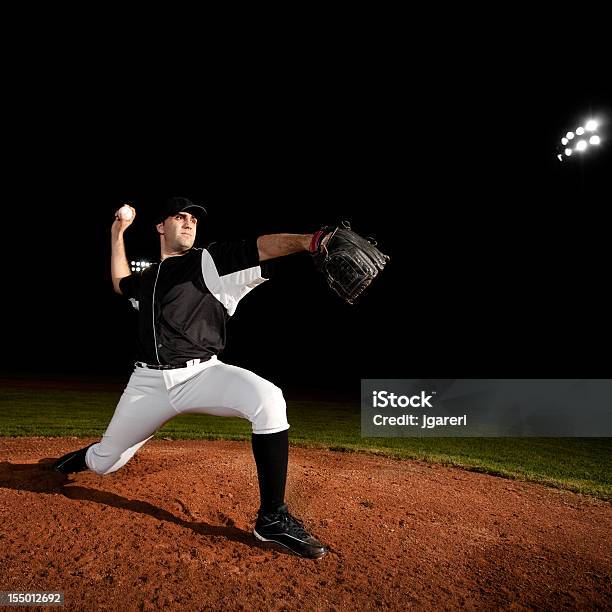 Lançador No Plano De Acção De Beisebol De - Fotografias de stock e mais imagens de Basebol - Basebol, Bola de Basebol, Lançador de beisebol