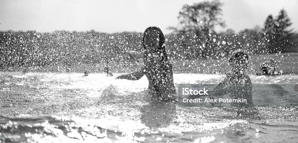 Zwei Mädchen Baden im Wasser auf den See - Lizenzfrei Gebirge Pocono Mountains Stock-Foto