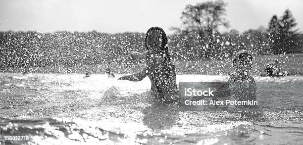 Zwei Mädchen Baden Im Wasser Auf Den See Stockfoto und mehr Bilder von Gebirge Pocono Mountains - Gebirge Pocono Mountains, Schwarzweiß-Bild, Kind