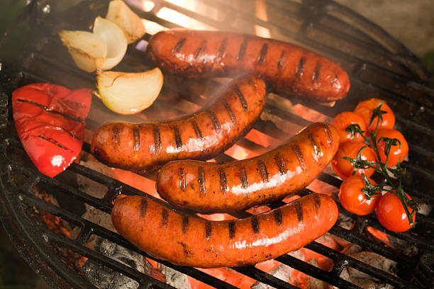 bratwursts a la parrilla - sausage bratwurst barbecue grill barbecue fotografías e imágenes de stock