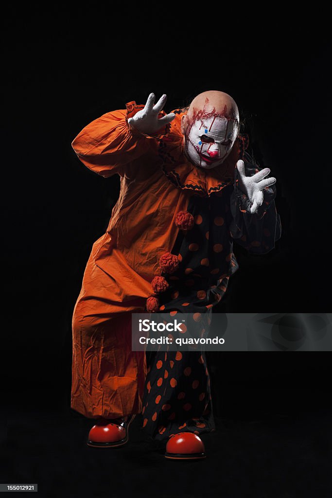 Spaventosi Halloween Clown in Bloody maschera, ritratto su nero - Foto stock royalty-free di Orrore