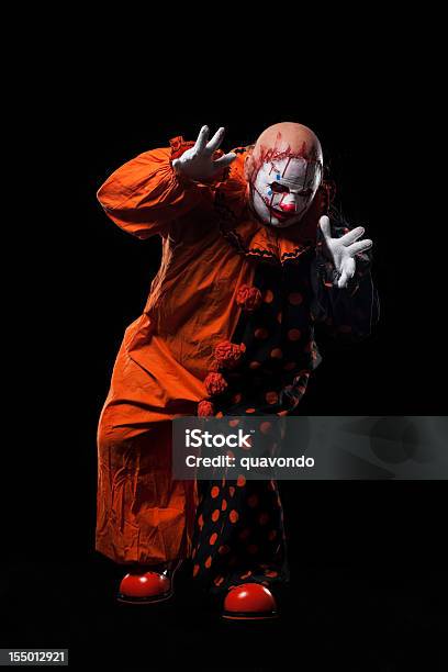 Spaventosi Halloween Clown In Bloody Maschera Ritratto Su Nero - Fotografie stock e altre immagini di Orrore