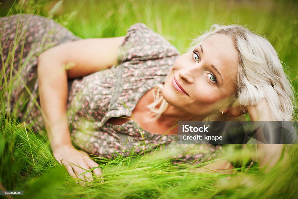 Schöne Frau liegen auf Gras - Lizenzfrei Frauen Stock-Foto