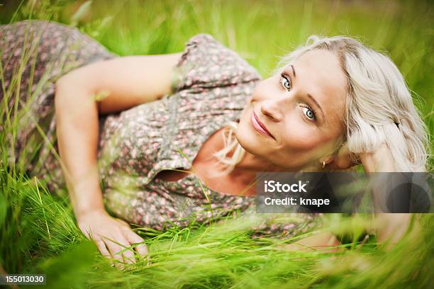 Schöne Frau Liegen Auf Gras Stockfoto und mehr Bilder von Frauen - Frauen, 40-44 Jahre, Menschliches Gesicht
