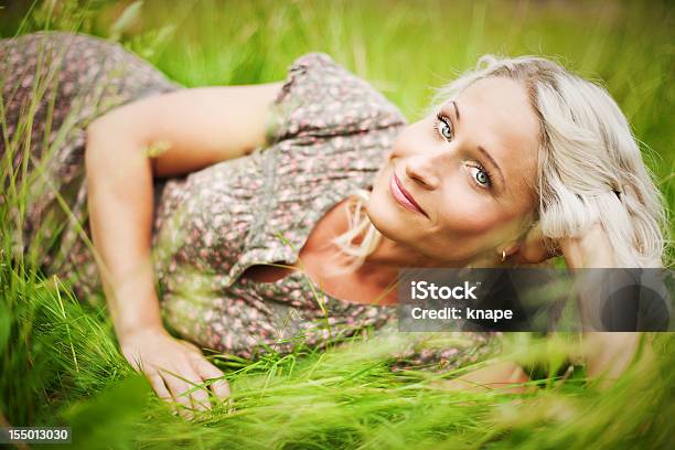 Foto de Linda Mulher Deitada Na Grama e mais fotos de stock de Mulheres - Mulheres, 40-44 anos, Face Humana