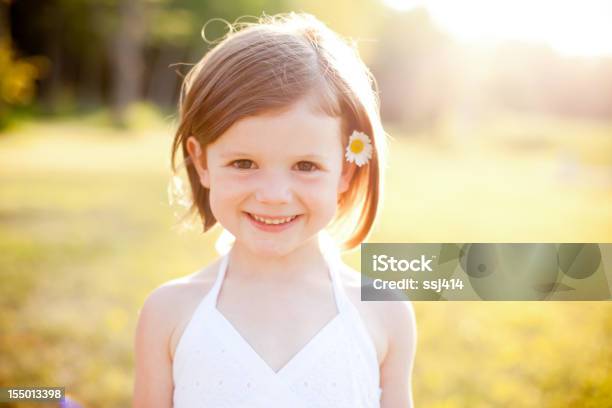 Ligeiramente Turvo Retroiluminado Imagem De Um Divertido Menina Sorridente - Fotografias de stock e mais imagens de Adolescência