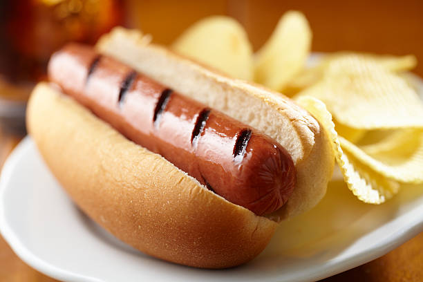 Hot dog con trucioli - foto stock