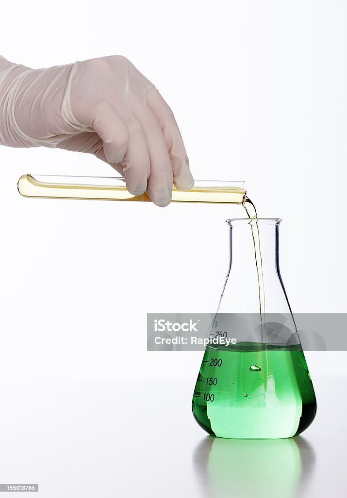 Mão com luvas doses liquid em frasco contra fundo branco - Foto de stock de Química royalty-free