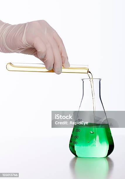 Foto de Mão Com Luvas Doses Liquid Em Frasco Contra Fundo Branco e mais fotos de stock de Química