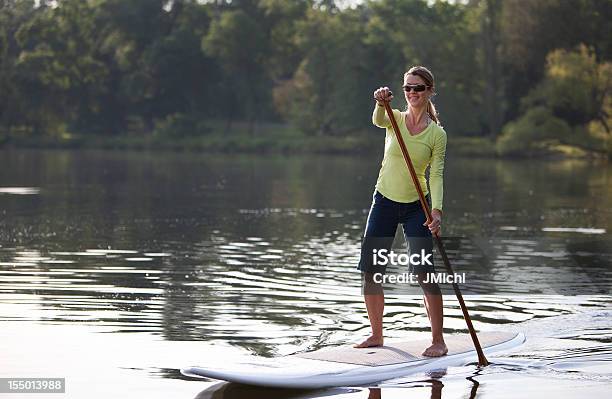 Athletic Woman Stehpaddeln Auf Den Ruhigen See Des Mittleren Westens Stockfoto und mehr Bilder von Paddelbrett