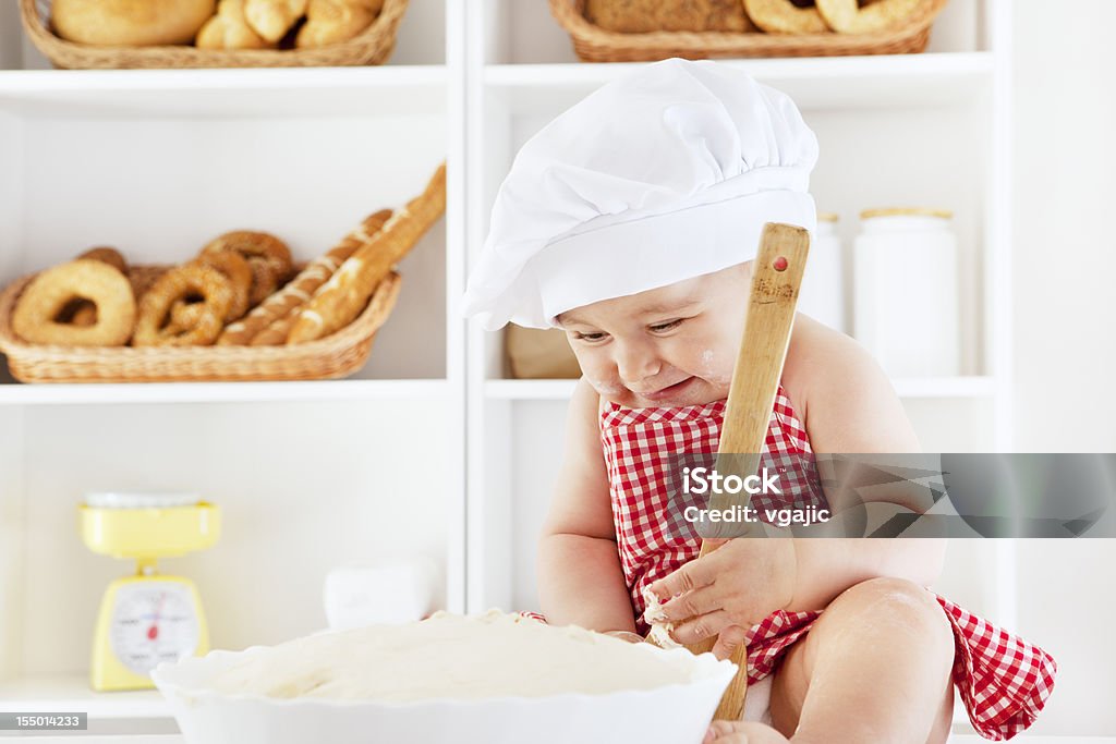Bebé haciendo masa para hornear - Foto de stock de 6-11 meses libre de derechos