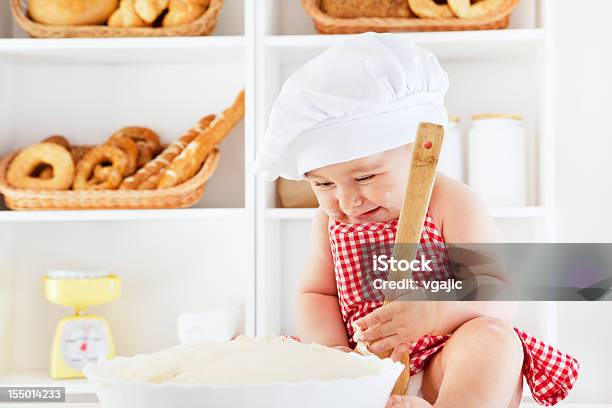 Bebé Haciendo Masa Para Hornear Foto de stock y más banco de imágenes de 6-11 meses - 6-11 meses, Alimento, Amasar