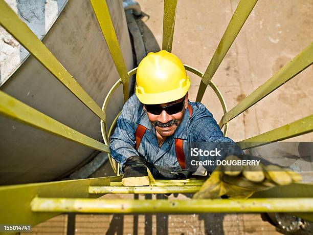 Foto de Indústria Workman e mais fotos de stock de Ocupação - Ocupação, Usina Elétrica, Escada - Objeto manufaturado