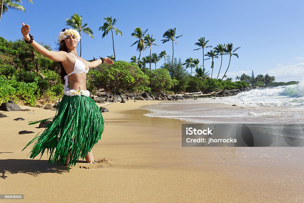 Danseuse de Hula au bord de la plage - Photo de Danse hawaïenne libre de droits