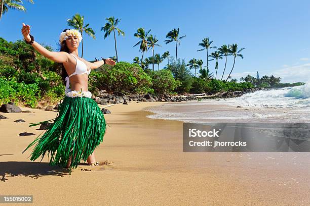 Tancerz Hula Na Plaży - zdjęcia stockowe i więcej obrazów Przedstawienie - Pojęcia - Przedstawienie - Pojęcia, Tańczyć hula, Kultura polinezyjska