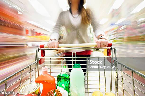Extreme Mehrfarbigen Motion Blur Auf Supermarktregal Als Einkaufswagenpässe Stockfoto und mehr Bilder von Einkaufswagen