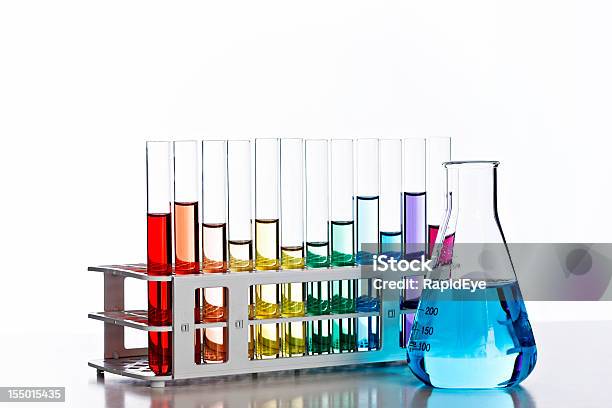 バックライトのマルチカラーの液体実験用ガラス器具を含む - カラフルのストックフォトや画像を多数ご用意 - カラフル, カラー画像, ガラス