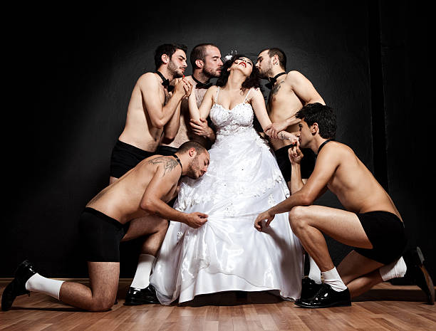 un cinq le marié la mariée - crouching male men sensuality photos et images de collection