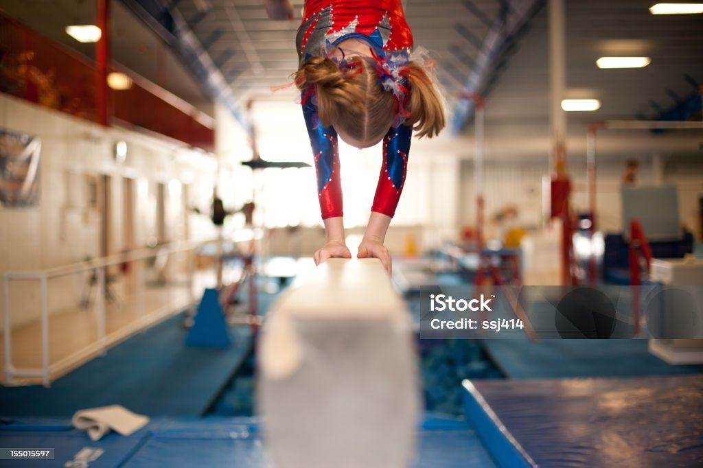 젊은 Gymnast 하고 물구나무서기 on 평균대 - 로열티 프리 체조 스톡 사진