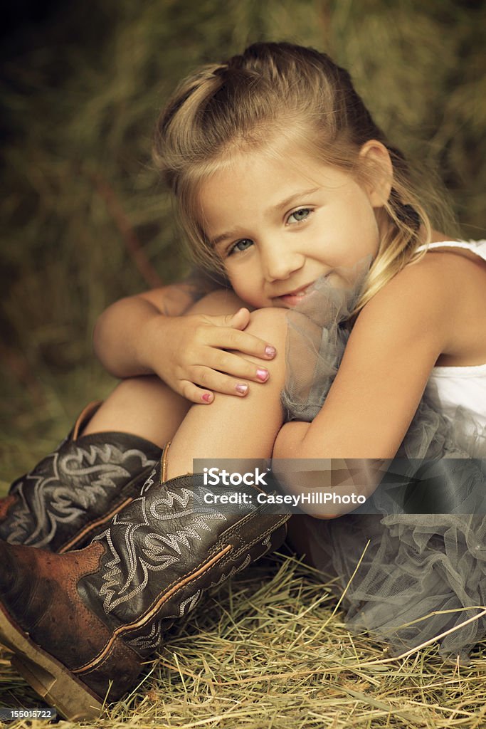 Niña en el heno - Foto de stock de Bota de vaquero libre de derechos