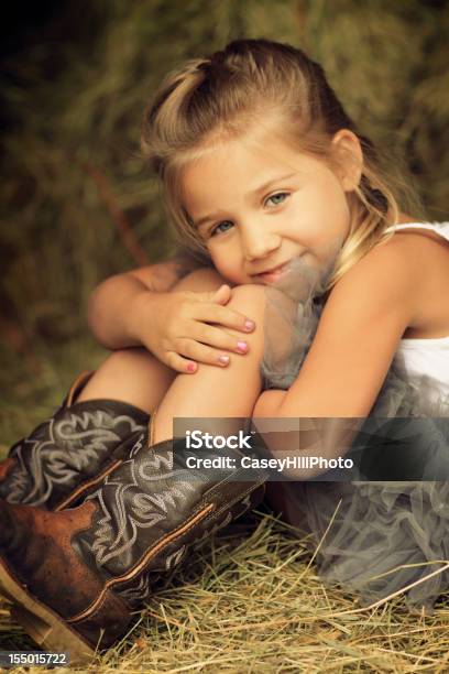 Niña En El Heno Foto de stock y más banco de imágenes de Bota de vaquero - Bota de vaquero, Niñas, 4-5 años