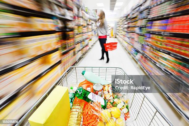 Photo libre de droit de Un Panier Au Supermarché Vitesse Avec Motion Blur Principales banque d'images et plus d'images libres de droit de Caddie