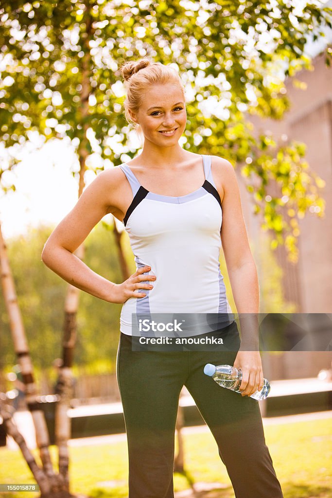 Junge Frau entspannend nach Ausübung in der city park, London - Lizenzfrei Aktivitäten und Sport Stock-Foto