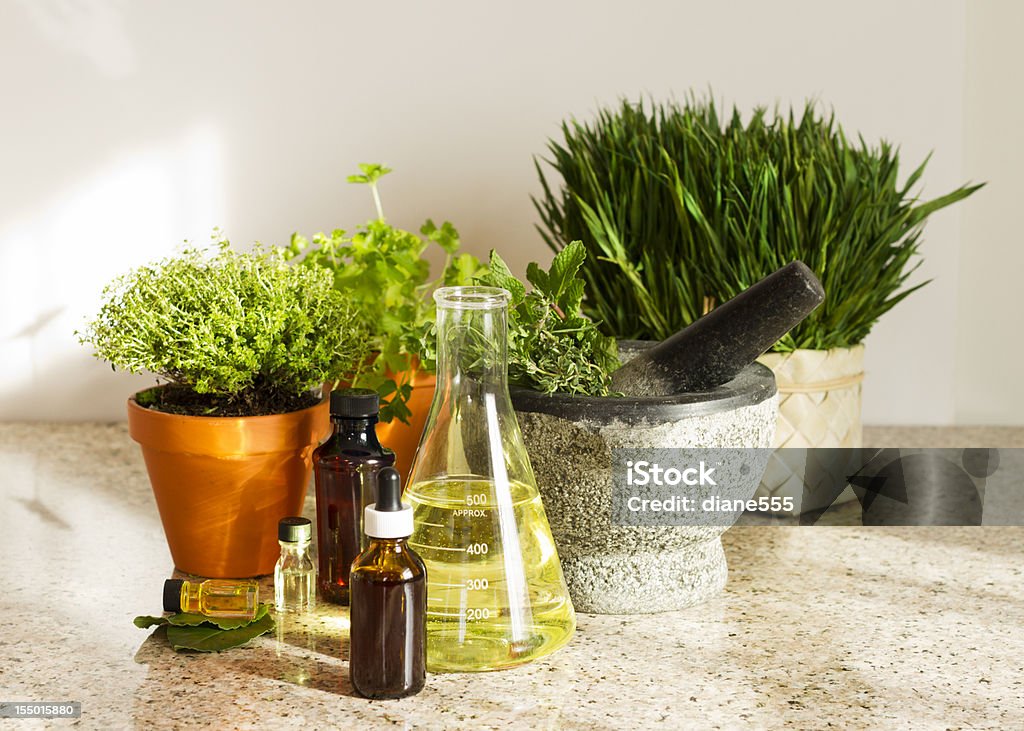 Concetto di medicina di erbe con piante, Becher e bottiglie di medicina - Foto stock royalty-free di Bottiglia