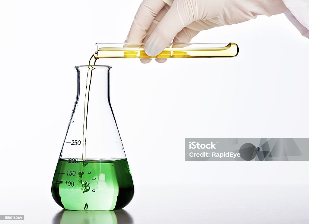 Mão com luvas combina produtos químicos em Artigos de Vidro de Laboratório - Foto de stock de Misturar royalty-free
