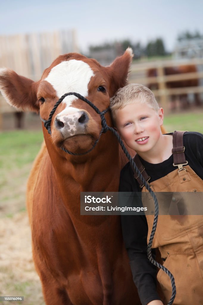 Menino com seu filhote - Foto de stock de Agricultor royalty-free