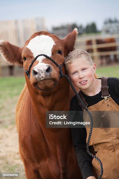 Foto de Menino Com Seu Filhote e mais fotos de stock de Agricultor - Agricultor, Gado, Abraçar