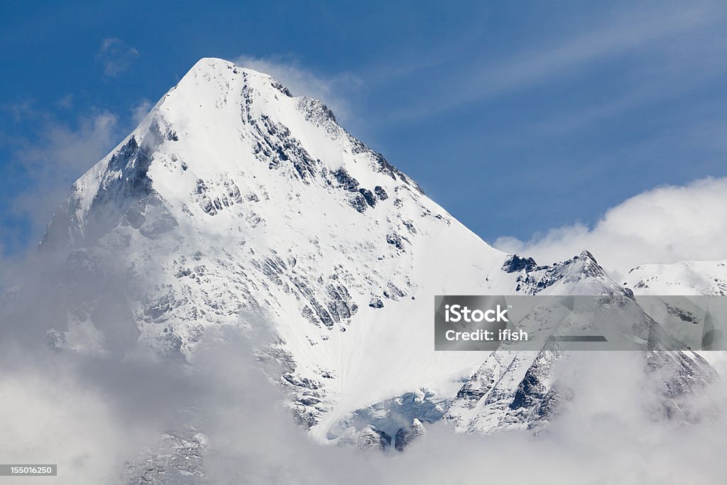 Maestoso Monte Eiger picco sopra le nuvole, Bernese Alpi, Svizzera - Foto stock royalty-free di Alpi