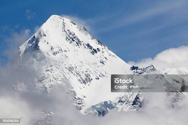 Maestoso Monte Eiger Picco Sopra Le Nuvole Bernese Alpi Svizzera - Fotografie stock e altre immagini di Alpi