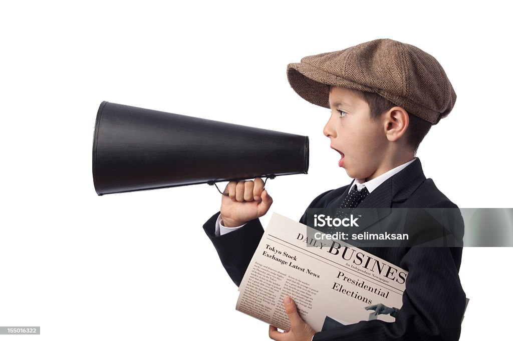 Newsboy segurando jornal e gritando com megafone - Foto de stock de Jornaleiro royalty-free