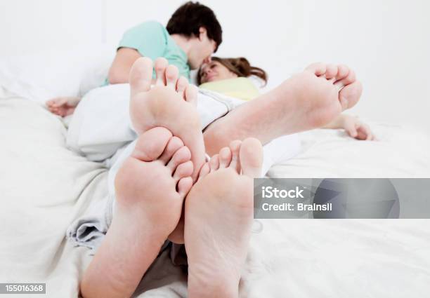 Pareja En La Cama Foto de stock y más banco de imágenes de Cama - Cama, Besar, Pareja joven