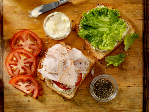 preparação de um sanduíche de peito de peru - turkey sandwich - fotografias e filmes do acervo