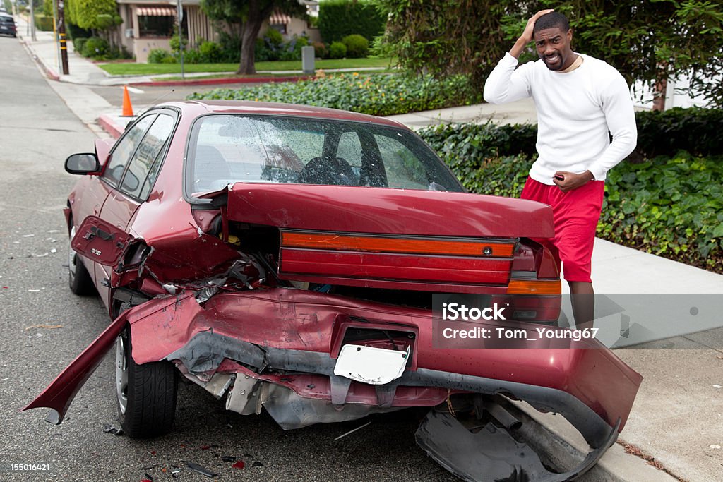 Jeune homme décontracté noir s'écrasent voiture - Photo de Accident de voiture libre de droits