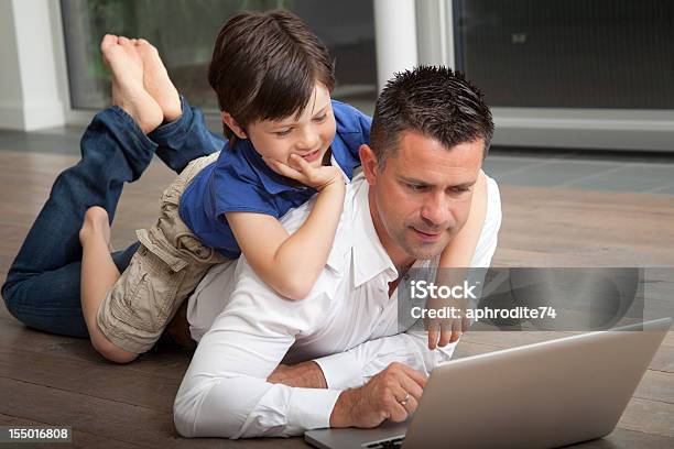 Lavoro A Casa - Fotografie stock e altre immagini di 6-7 anni - 6-7 anni, Affari, Ambientazione interna