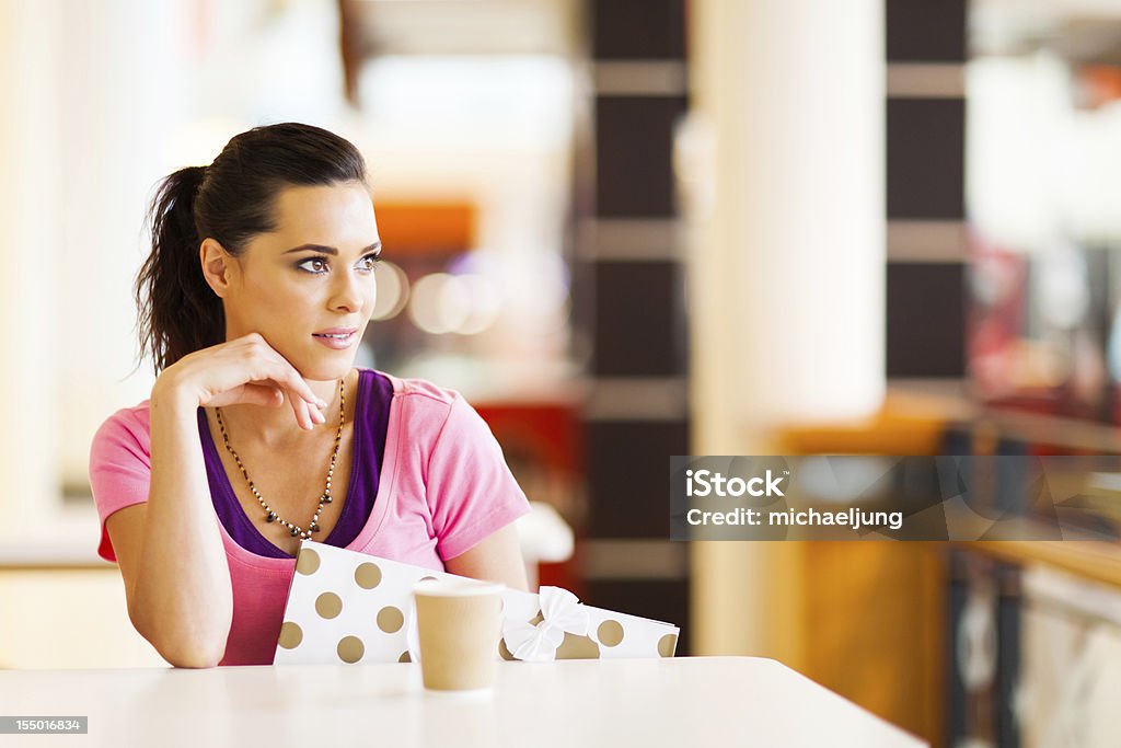 Красивая молодая женщина, отдыха в «cafe» - Стоковые фото 20-29 лет роялти-фри
