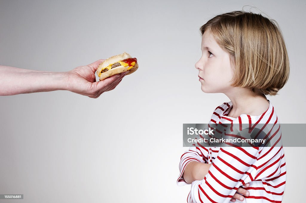 Szczęśliwa młoda dziewczyna nie jedząc brakiem Burger - Zbiór zdjęć royalty-free (Fast Food)