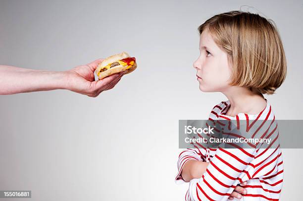 Szczęśliwa Młoda Dziewczyna Nie Jedząc Brakiem Burger - zdjęcia stockowe i więcej obrazów Fast Food